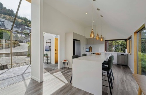 Queenstown House | Earnslaw Lakeview Retreat, close to town + parking