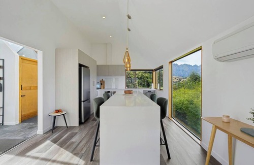 Queenstown House | Earnslaw Lakeview Retreat, close to town + parking