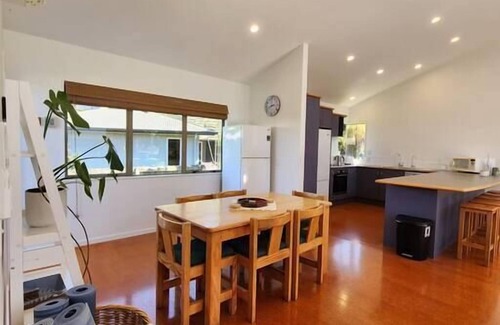 Hahei House | Easy Days - Ideal 2 wing set up, quiet street, central, 5min walk to the beach