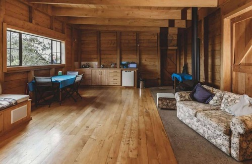 Kaimiro Cabin | Eco-Friendly River Retreat in Inglewood