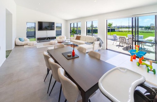 Lincoln Apartment | Elegant 4BR Retreat with Garage, Family friendly