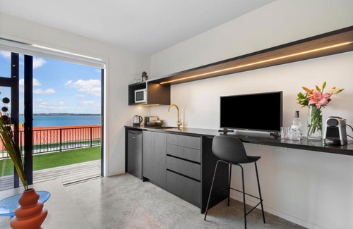 Point Chevalier Apartment | Elegant Coastal Studio, Beach Access & Ocean Views