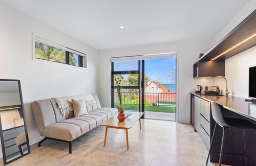 Point Chevalier Apartment | Elegant Coastal Studio, Beach Access & Ocean Views