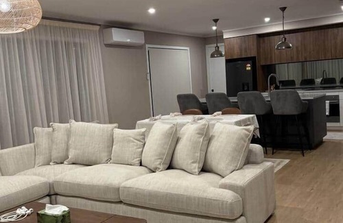 Karaka House | Elegant Minimalist Karaka Stay – Prime Location/Close to Motorway