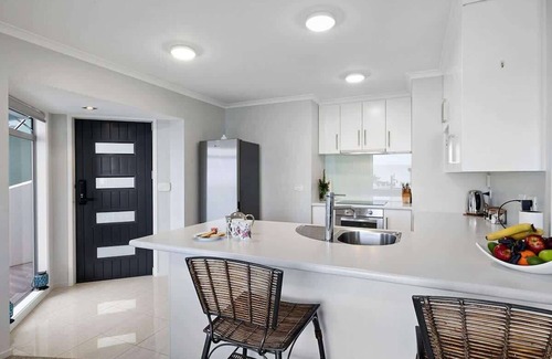 Bell Block House | Elevated Beach House with Sea Views