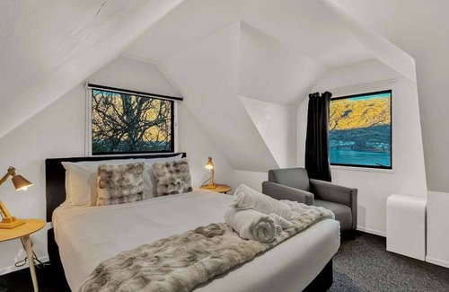 Queenstown Resort | Elevated Frankton Chalet with Lake Views