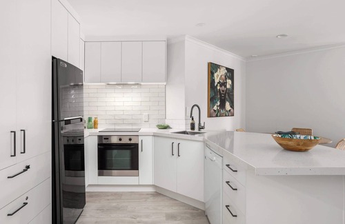 Mount Maunganui Apartment | Elevated Mount Location, Beach, Shops, 2 Car Parks