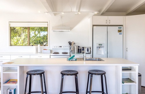 Waiheke Island House | Enclosure Bay Views - Enclosure Bay Views is a modern 2 bedroom family home with 2 bathrooms located just a stones throw from the stunning swimming beach of Enclosure Bay. Enclosure Bay Views is a comfortable, family friendly and affordable holiday h
