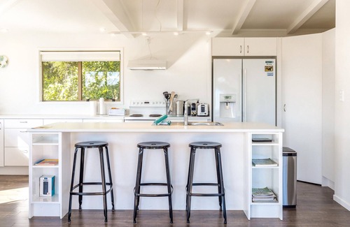 Waiheke Island House | Enclosure Bay Views - Enclosure Bay Views is a modern 2 bedroom family home with 2 bathrooms located just a stones throw from the stunning swimming beach of Enclosure Bay. Enclosure Bay Views is a comfortable, family friendly and affordable holiday h
