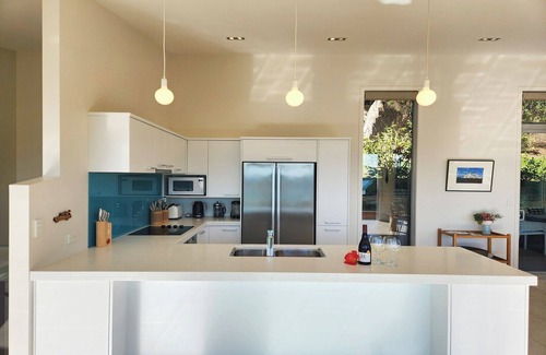Hot Water Beach Villa | Enjoy surf views of Hot Water Beach from your bed, modern and comfortable home