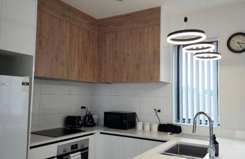 Avondale House | Entire 2BR Townhouse l Free Parking l Working from home space