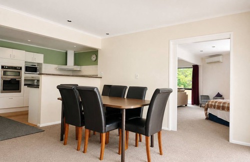 Birkenhead House | Entire House: Spacious 285m2