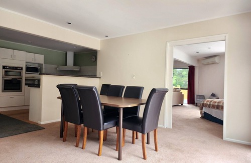 Birkenhead House | Entire Upper-Floor: Spacious 140m2