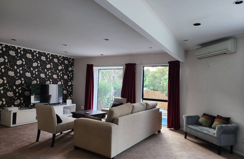 Birkenhead House | Entire Upper-floor: Spacious 140m2
