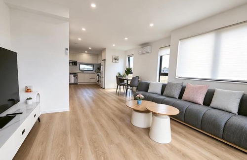 Mangere House | F AKL Airport 2 Neighbour Homes Sleeps 12