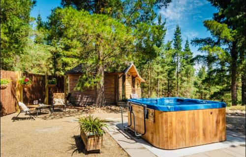 Alexandra House | Fairytale Log Cabin - Homewood Forest Retreat