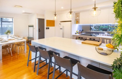 Christchurch House | Family-Friendly | Spa, Games Room & Secure Parking