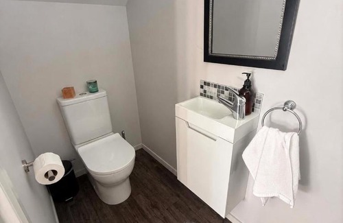 Hamilton House | Family Retreat Close to The Base & Expressway