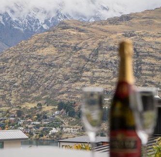 Queenstown House | Family Size Holiday Home With Remarkable Views & Sauna, Close to Town