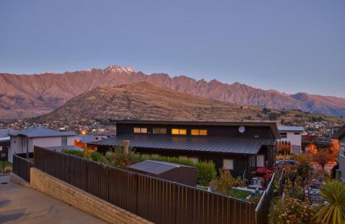 Queenstown House | Family Size Holiday Home With Remarkable Views & Sauna, Close to Town