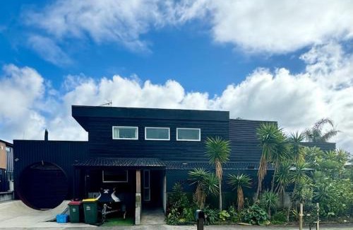 Bowentown House | Family surf house with games, Electric Beach