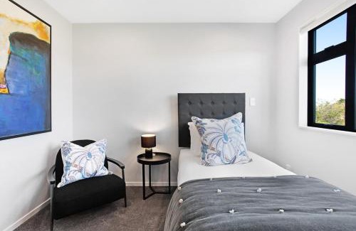 Auckland House | Fantastic Favona Style and Luxury 3 BR and 2 Bath