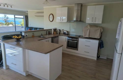 Nukuhau House | Fantastic panoramic views from River, Marina to Lake. Private & Close to Town.