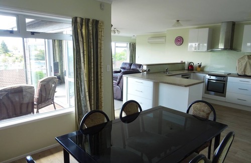Nukuhau House | Fantastic panoramic views from River, Marina to Lake. Private & Close to Town.