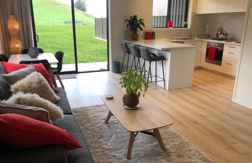 Papamoa Apartment | Farmstay Escape with pet farm animals and a spa