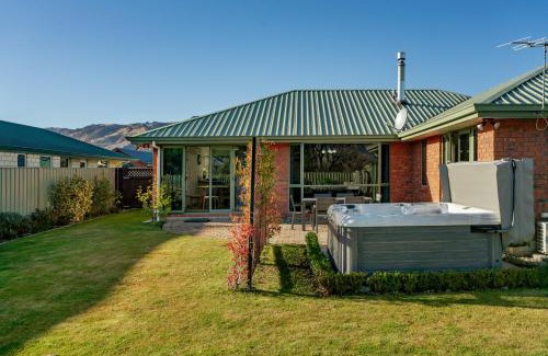 Lowburn House | Fenwick - Cromwell Holiday Home