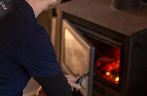 Arundel House | Fiery Peak Eco-Retreat with Stargazing & Hot tub