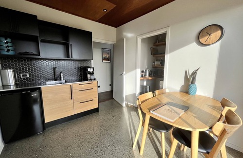Te Anau House | Fiordland Eco-Retreat ~ Takahē Suite ☆ 5-Star Luxury ☆ Panoramic Views ☆ Hot Tub