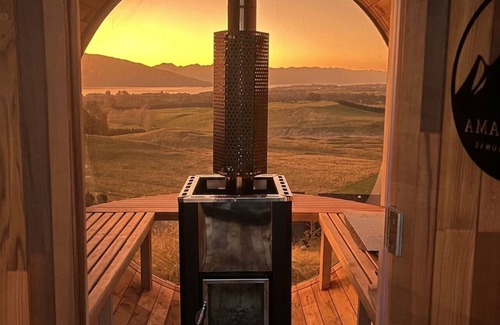 Te Anau Villa | Fiordland Eco-Retreat ~ The Lookout ☆ Luxury 1-Bedroom, Views, Hot Tub, Sauna