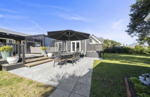Waikanae House | Fishermans Cottage - Waikanae Beach