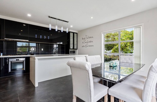 Flat Bush Cottage | Flat Bush Villa - Auckland Holiday Home