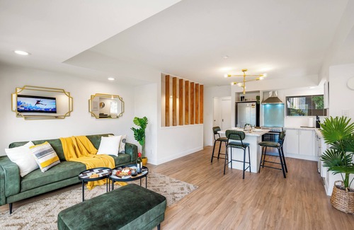 Queenstown Apartment | Flat Walk to Town/Private Lawn for Kids/Free Car Parking/Mountain & Lake Views