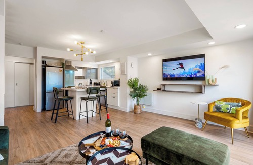 Queenstown Apartment | Flat Walk to Town/Private Lawn for Kids/Free Car Parking/Mountain & Lake Views