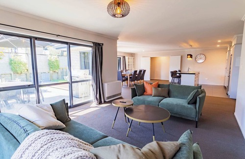 Lynmore House | Forest Lakes Lux - Spa Pool, Ride to Forest