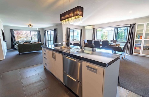 Lynmore House | Forest Lakes Lux - Spa Pool, Ride to Forest