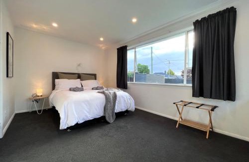 Te Rapa House | FREE Cleaning and Central -By KOSH
