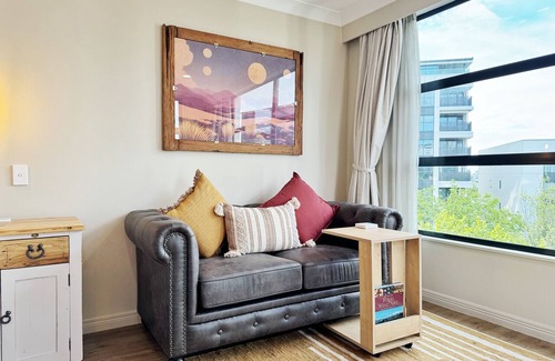Newton Apartment | *Free parking, balcony, pool and spa*