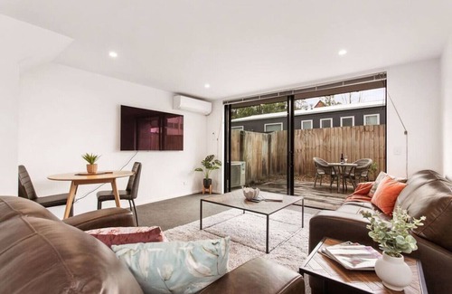 Christchurch City Centre Apartment | Funky Spacious 2Bdrms 2Bthrms Free Covered Park.