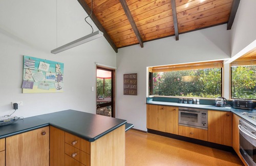 Waipahihi House | Garden Grove - Taupō Holiday Home
