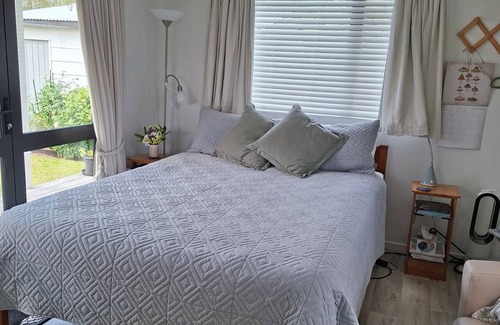 Havelock North Bed & Breakfast | Garden setting 1-bedroom bed & breakfast studio in charming Havelock North