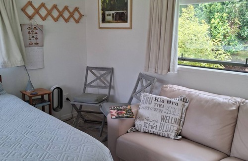 Havelock North Bed & Breakfast | Garden setting 1-bedroom bed & breakfast studio in charming Havelock North