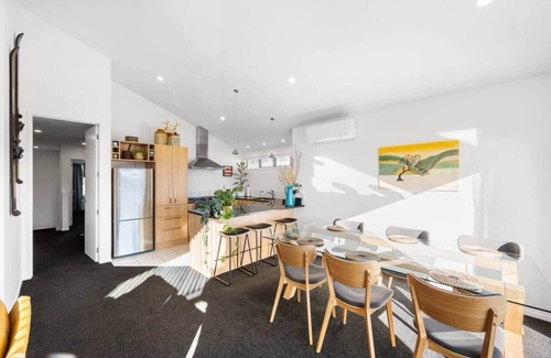 Wanaka House | Generous Townhouse: Views & Pool