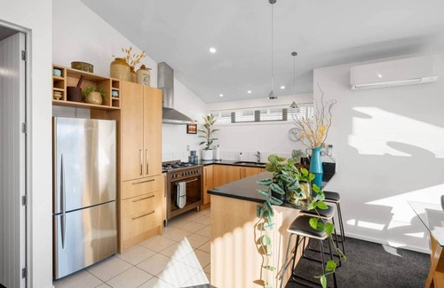 Wanaka House | Generous Townhouse: Views & Pool