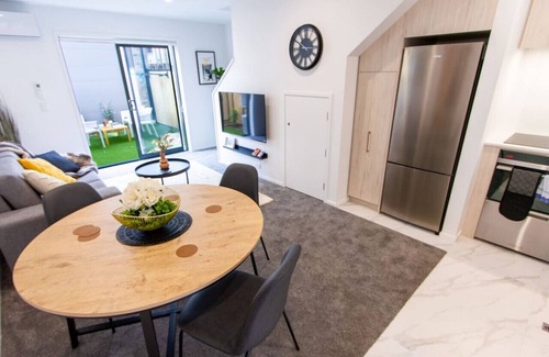 Christchurch City Centre House | Glamorous 2 Bed CBD Townhouse with King Bed