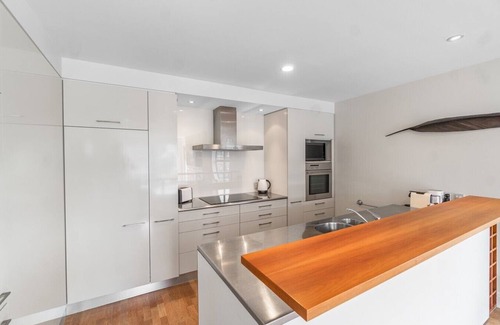 Auckland Central Business District Apartment | Gorgeous 2-Bed 2-Bath Harbour View Stunner