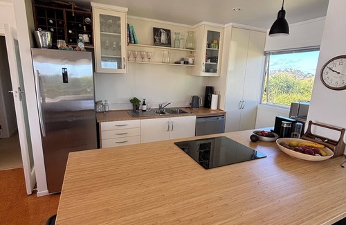 Whananaki House | Gorgeous Whananaki bach with stunning sea views - walk to the beach & estuary.